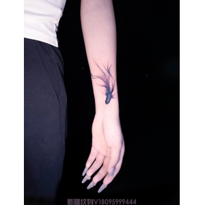 <strong>水墨鱼素花纹身</strong>